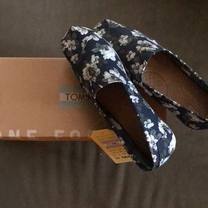 TOMS Navy and Grey Floral Classics, Size 8